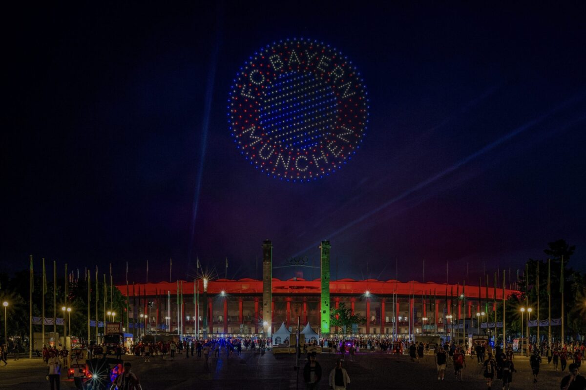 Professionelle Drohnenshow mit hunderten LED-Drohnen über Berlin