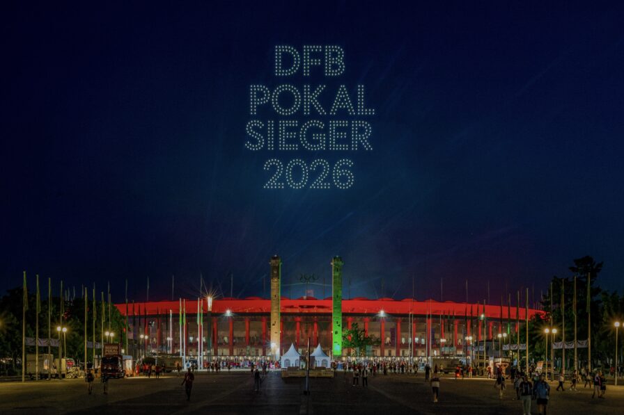 Hunderte LED-Drohnen erzeugen animierte Motive über einem Stadion
