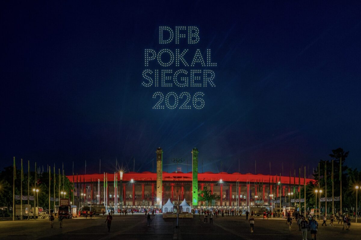 Hunderte LED-Drohnen erzeugen animierte Motive über einem Stadion