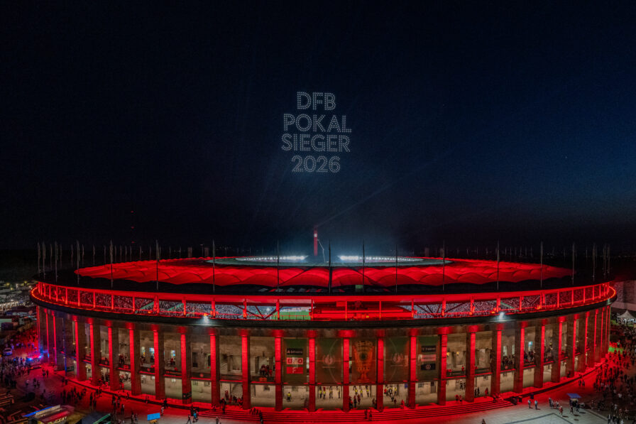 Drohnenshow mit 702 LED-Drohnen über dem Olympiastadion Berlin beim DFB-Pokalfinale 2026