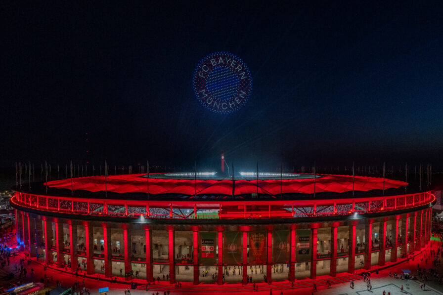 Synchronisierte LED-Drohnen bilden Fußballmotive über dem Berliner Olympiastadion