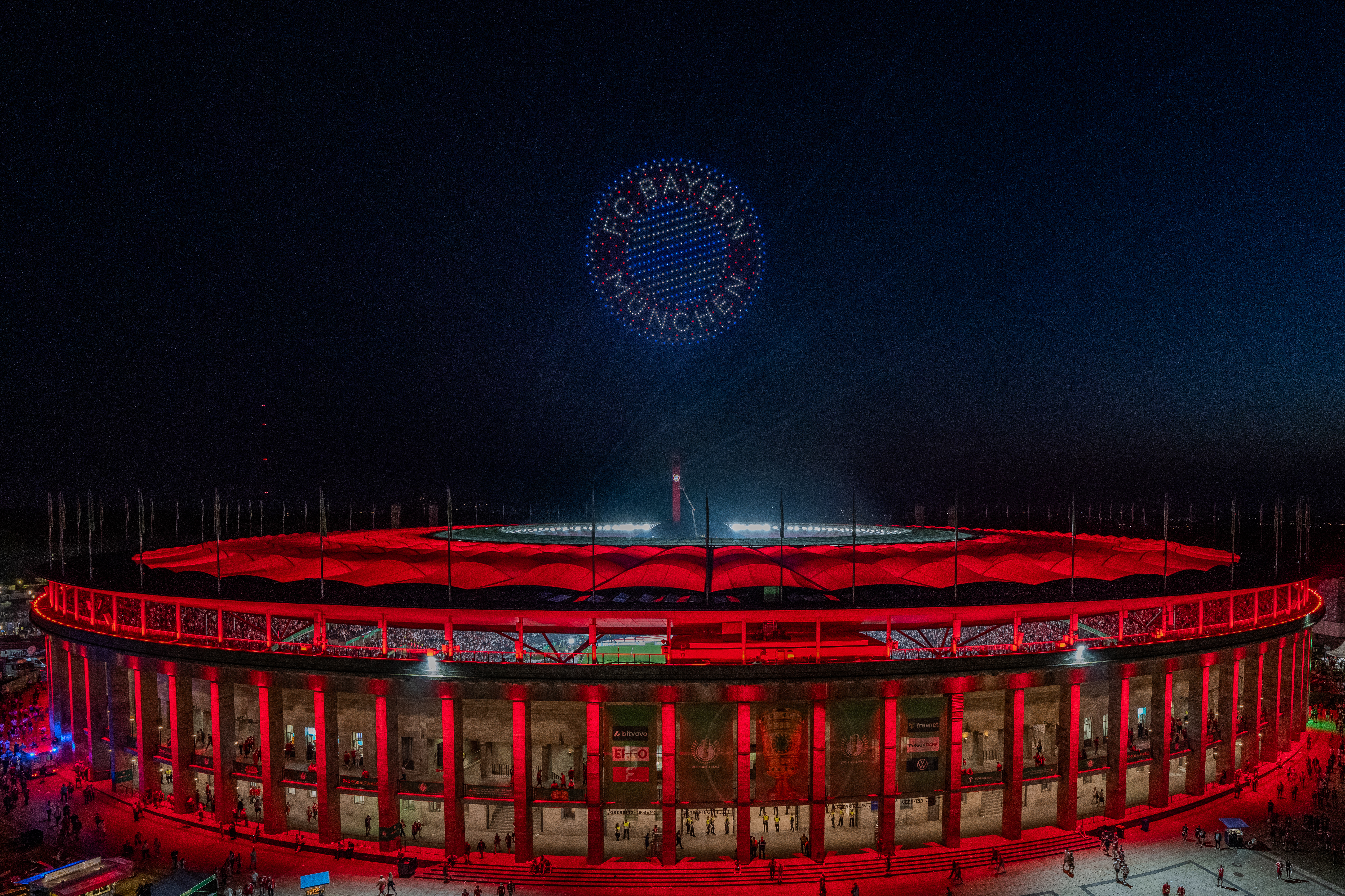 Synchronisierte LED-Drohnen bilden Fußballmotive über dem Berliner Olympiastadion