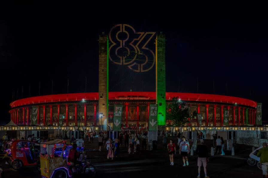 Drohnenshow über einem ausverkauften Fußballstadion bei Nacht
