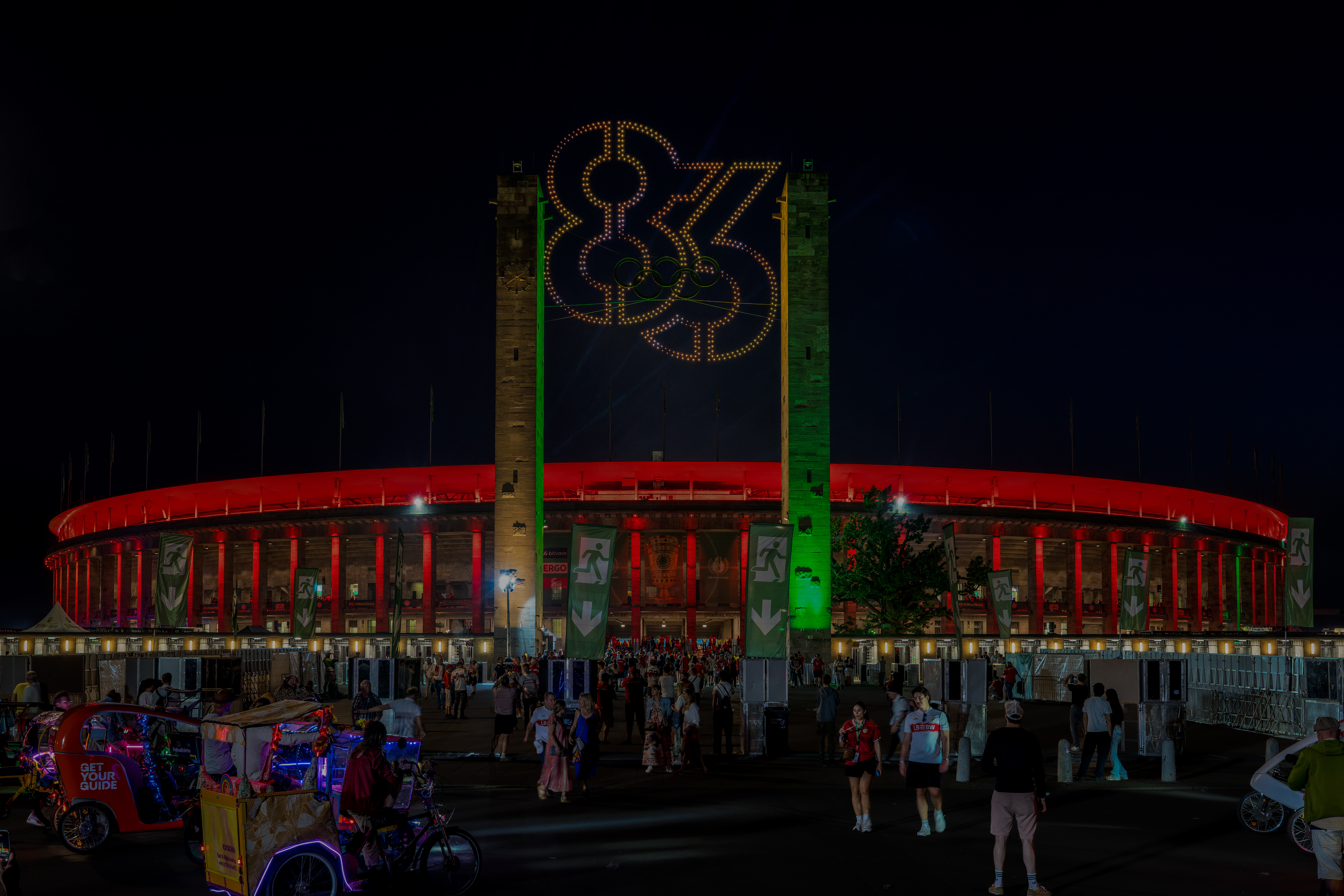 Drohnenshow über einem ausverkauften Fußballstadion bei Nacht