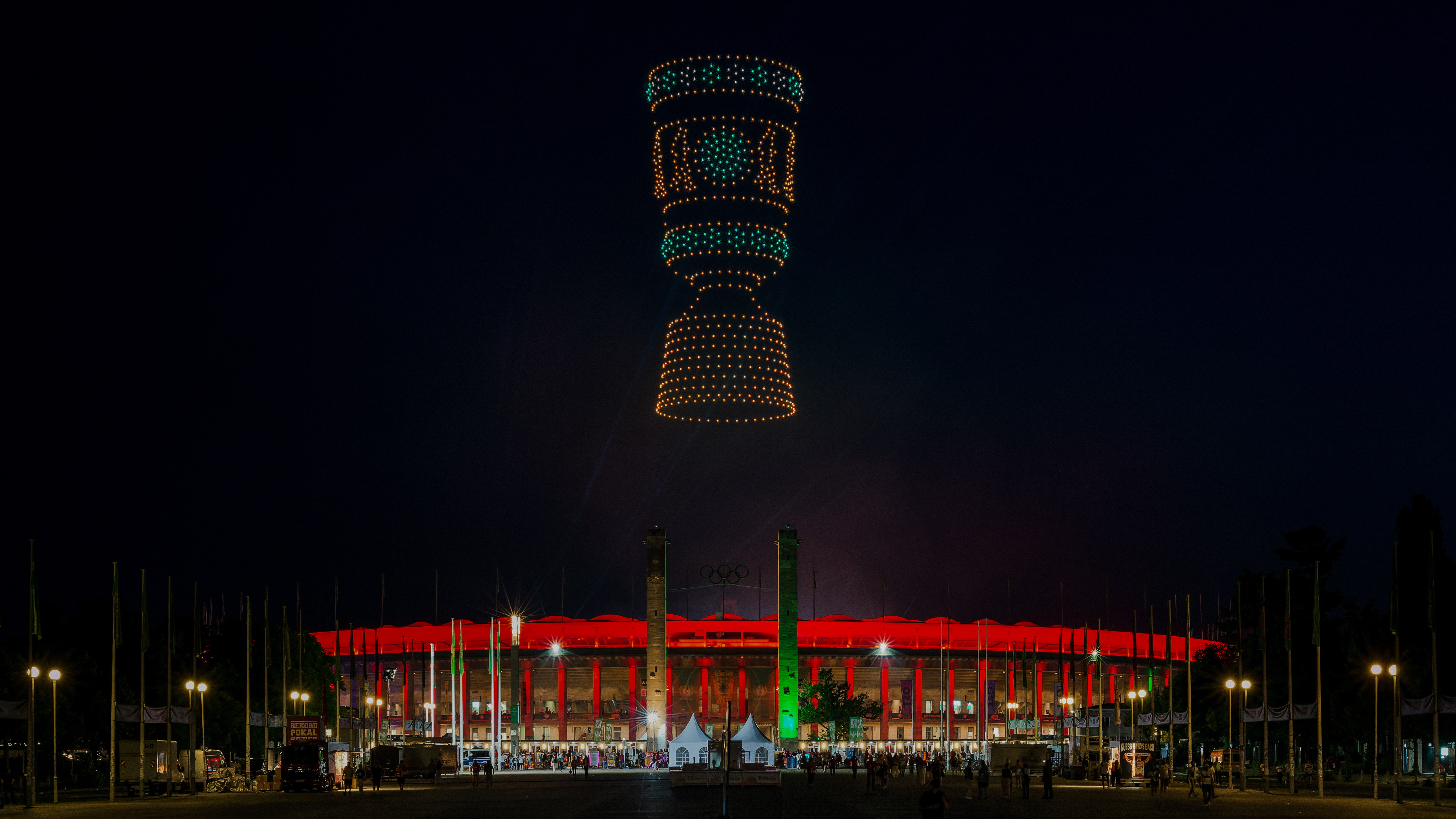 Großformatige LED-Drohnenformation über Zuschauern im Olympiastadion