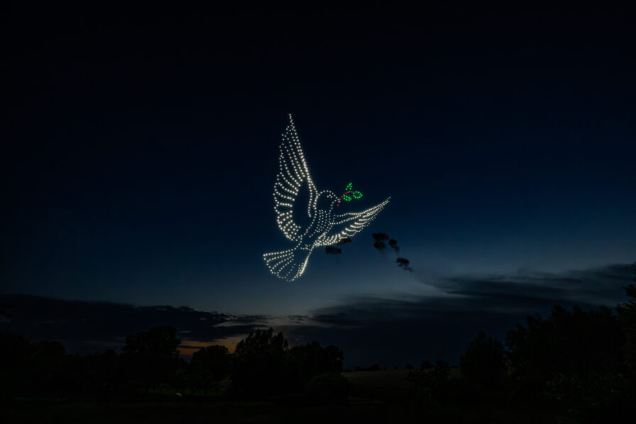 Drohnenshow mit 720 LED-Drohnen formt eine Friedenstaube am Nachthimmel