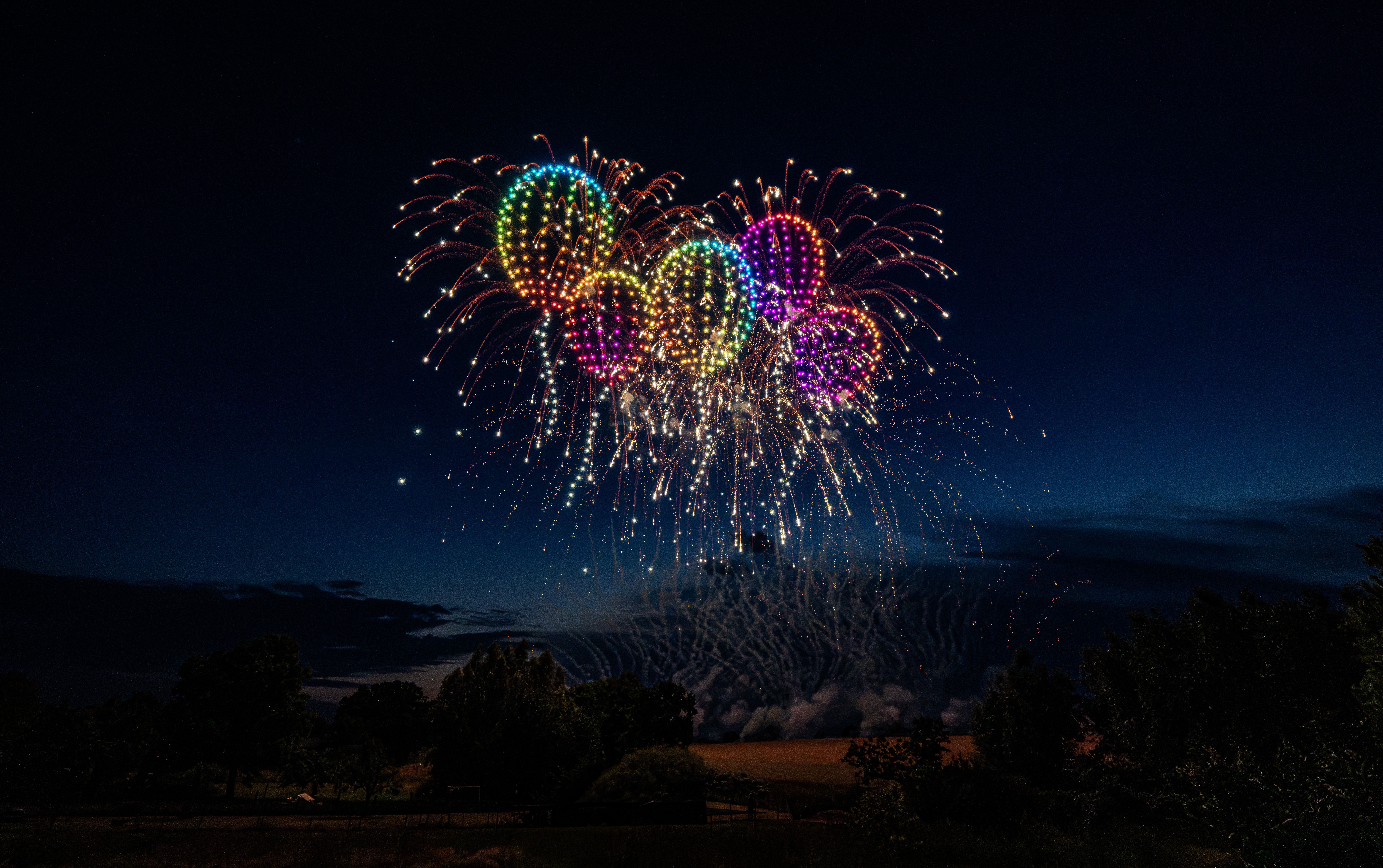 Drohnenshow mit 720 LED-Drohnen zeigt aufsteigende Luftballons am Nachthimmel