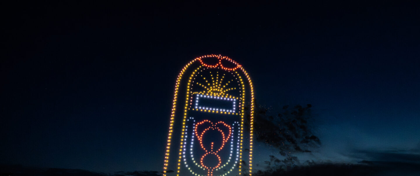 Drohnenshow mit 720 LED-Drohnen formt eine leuchtende Jukebox am Nachthimmel
