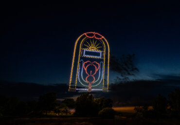 Drohnenshow mit 720 LED-Drohnen formt eine leuchtende Jukebox am Nachthimmel