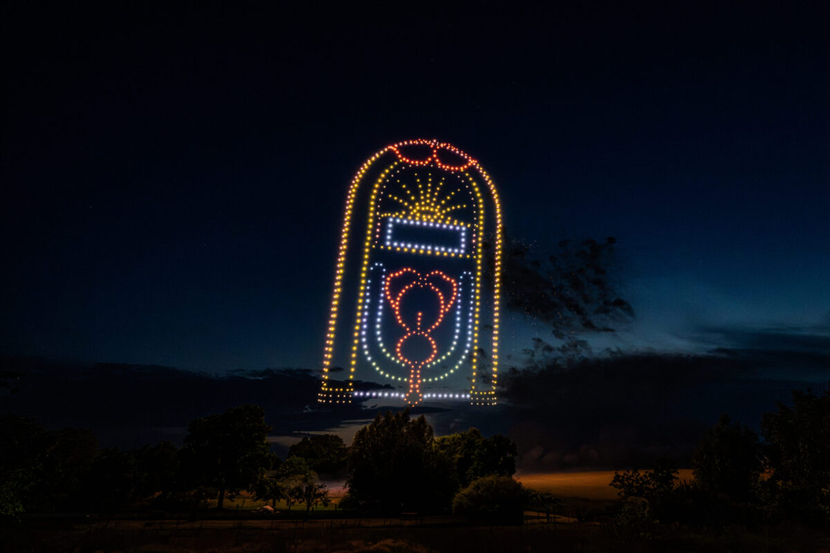 Drohnenshow mit 720 LED-Drohnen formt eine leuchtende Jukebox am Nachthimmel
