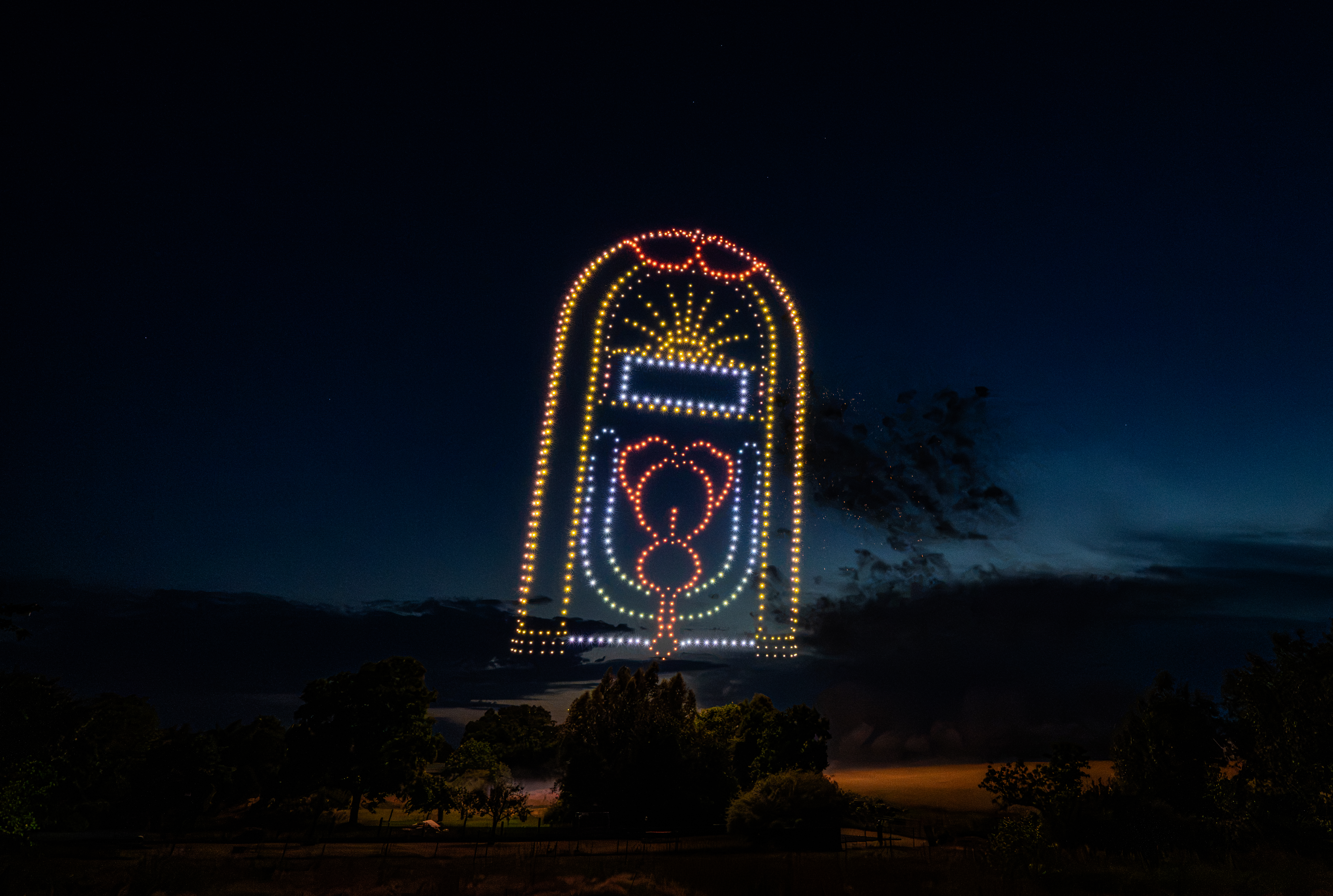 Drohnenshow mit 720 LED-Drohnen formt eine leuchtende Jukebox am Nachthimmel