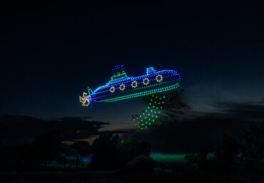 Drohnenshow mit 720 LED-Drohnen zeigt ein leuchtendes U-Boot am Nachthimmel
