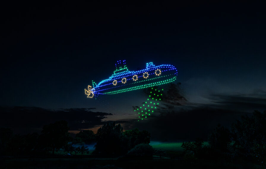 Drohnenshow mit 720 LED-Drohnen zeigt ein leuchtendes U-Boot am Nachthimmel