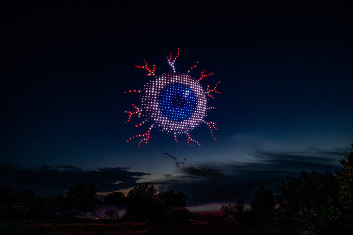 Drohnenshow mit 720 LED-Drohnen zeigt ein animiertes Auge im Pixel-Mapping-Stil