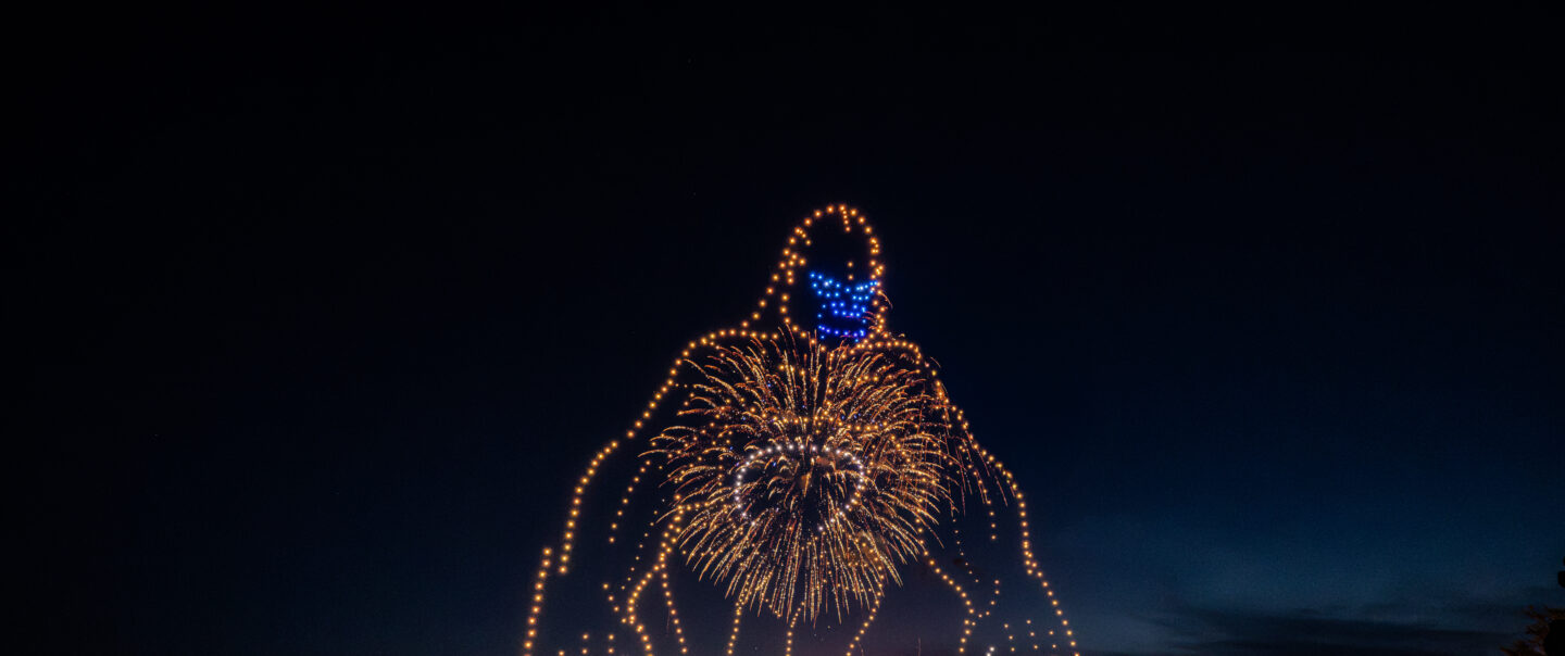 Drohnenshow mit 720 LED-Drohnen zeigt einen riesigen Gorilla am Nachthimmel