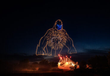 Drohnenshow mit 720 LED-Drohnen zeigt einen riesigen Gorilla am Nachthimmel