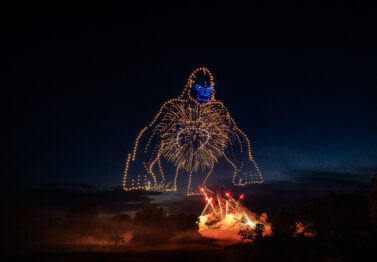 Drohnenshow mit 720 LED-Drohnen zeigt einen riesigen Gorilla am Nachthimmel