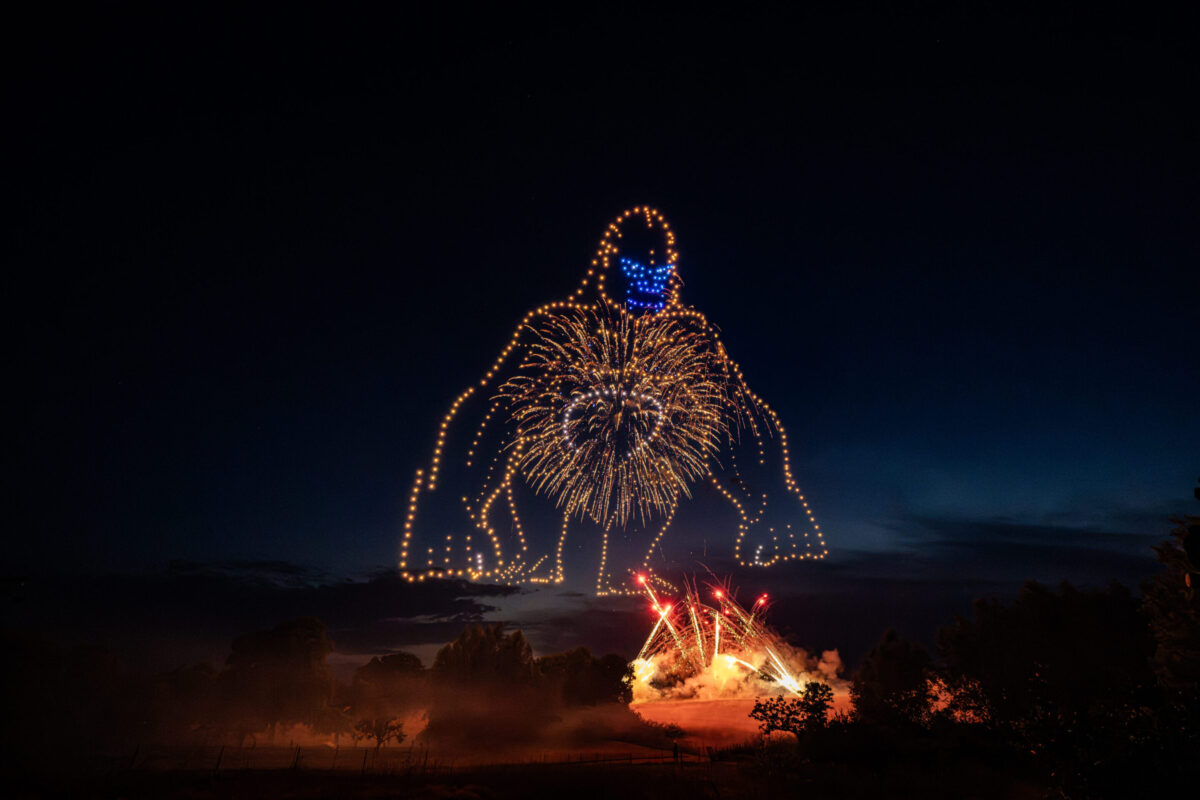 Drohnenshow mit 720 LED-Drohnen zeigt einen riesigen Gorilla am Nachthimmel