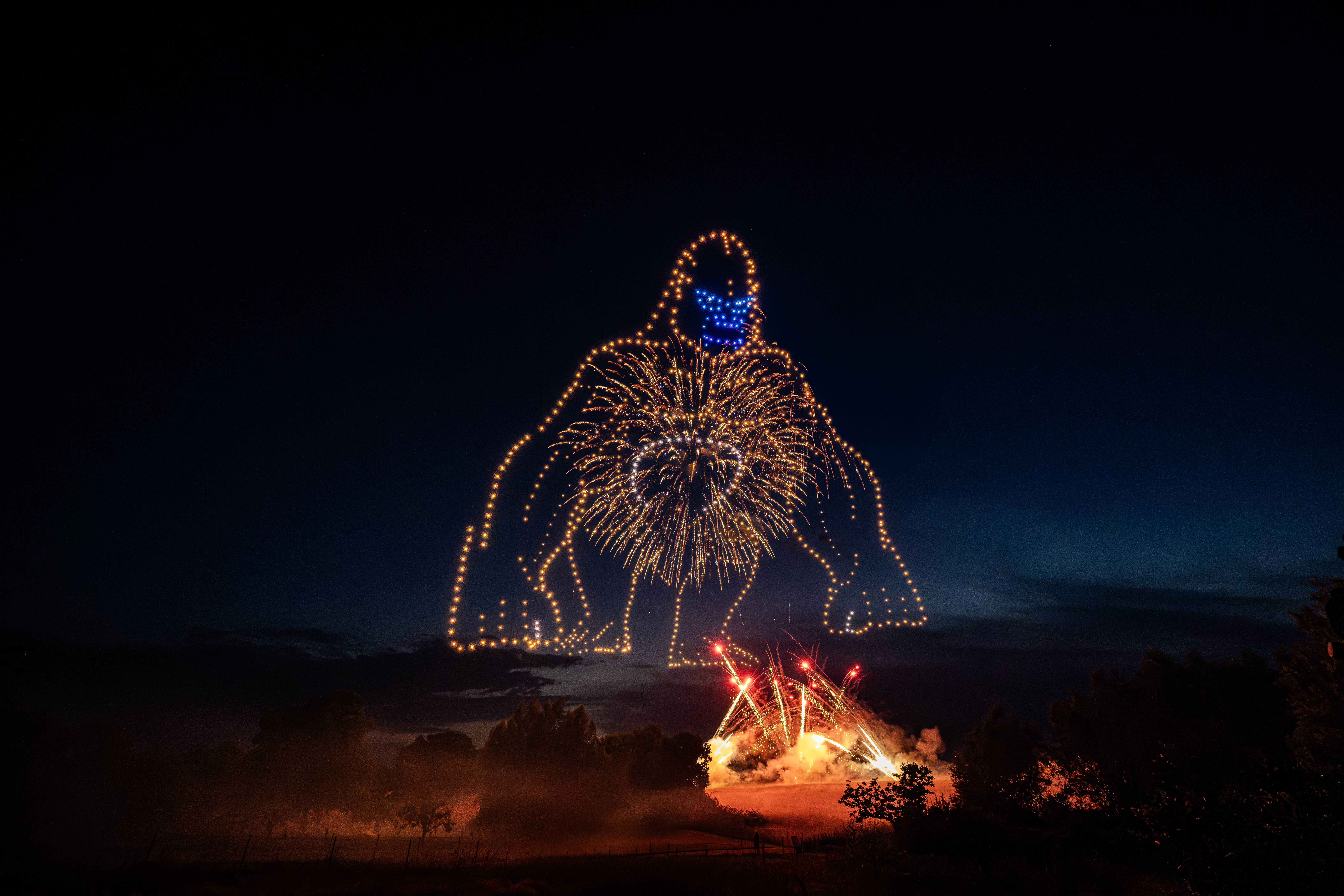 Drohnenshow mit 720 LED-Drohnen zeigt einen riesigen Gorilla am Nachthimmel