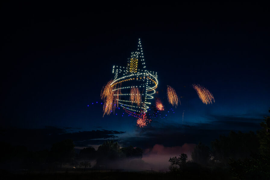 Drohnenshow mit 720 LED-Drohnen formt ein leuchtendes Schiff am Nachthimmel