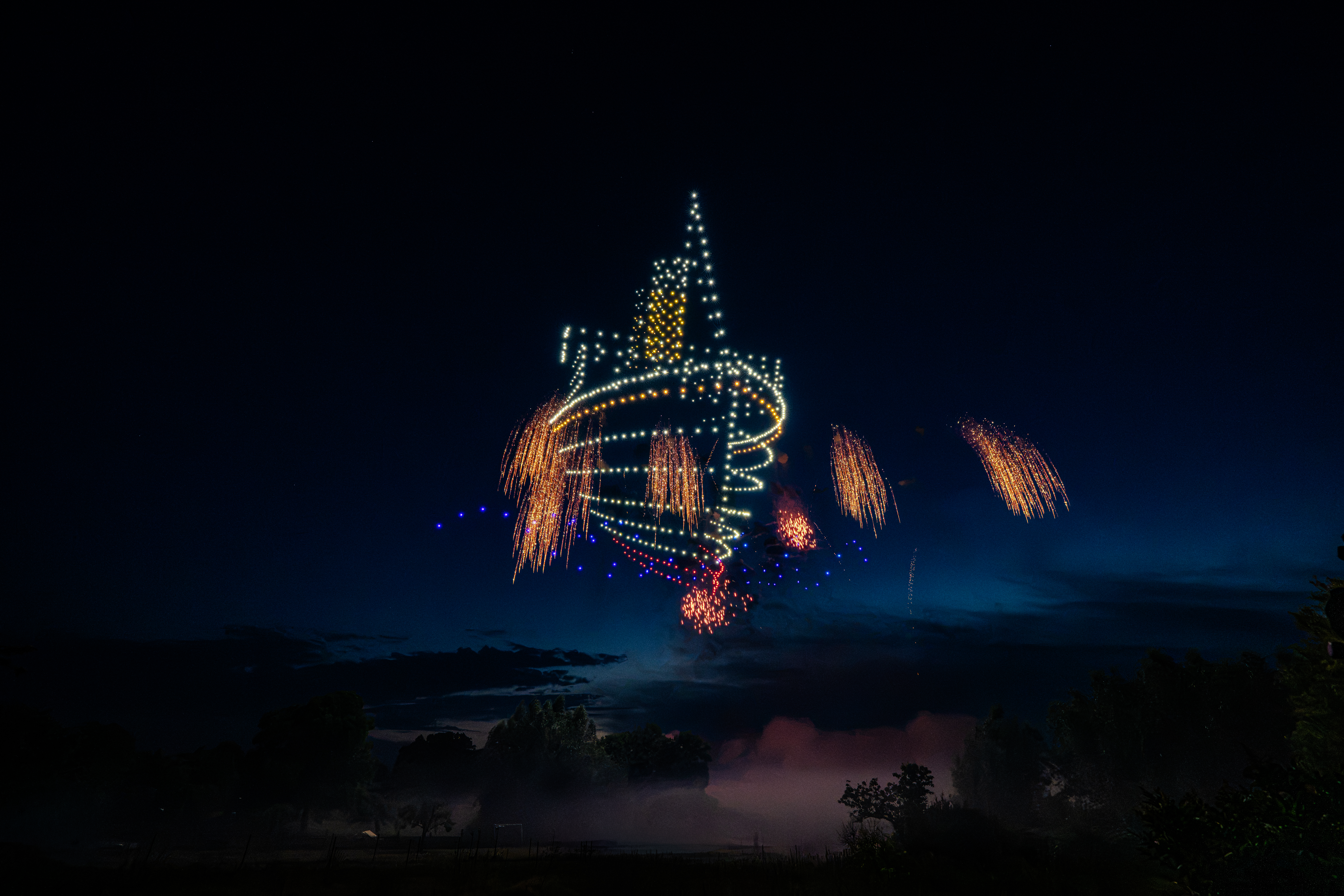 Drohnenshow mit 720 LED-Drohnen formt ein leuchtendes Schiff am Nachthimmel