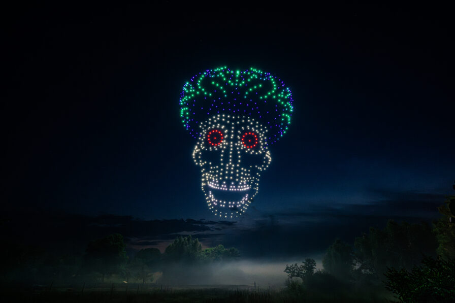Drohnenshow mit 720 LED-Drohnen zeigt eine Mars-Attacks-inspirierte Alienfigur am Nachthimmel