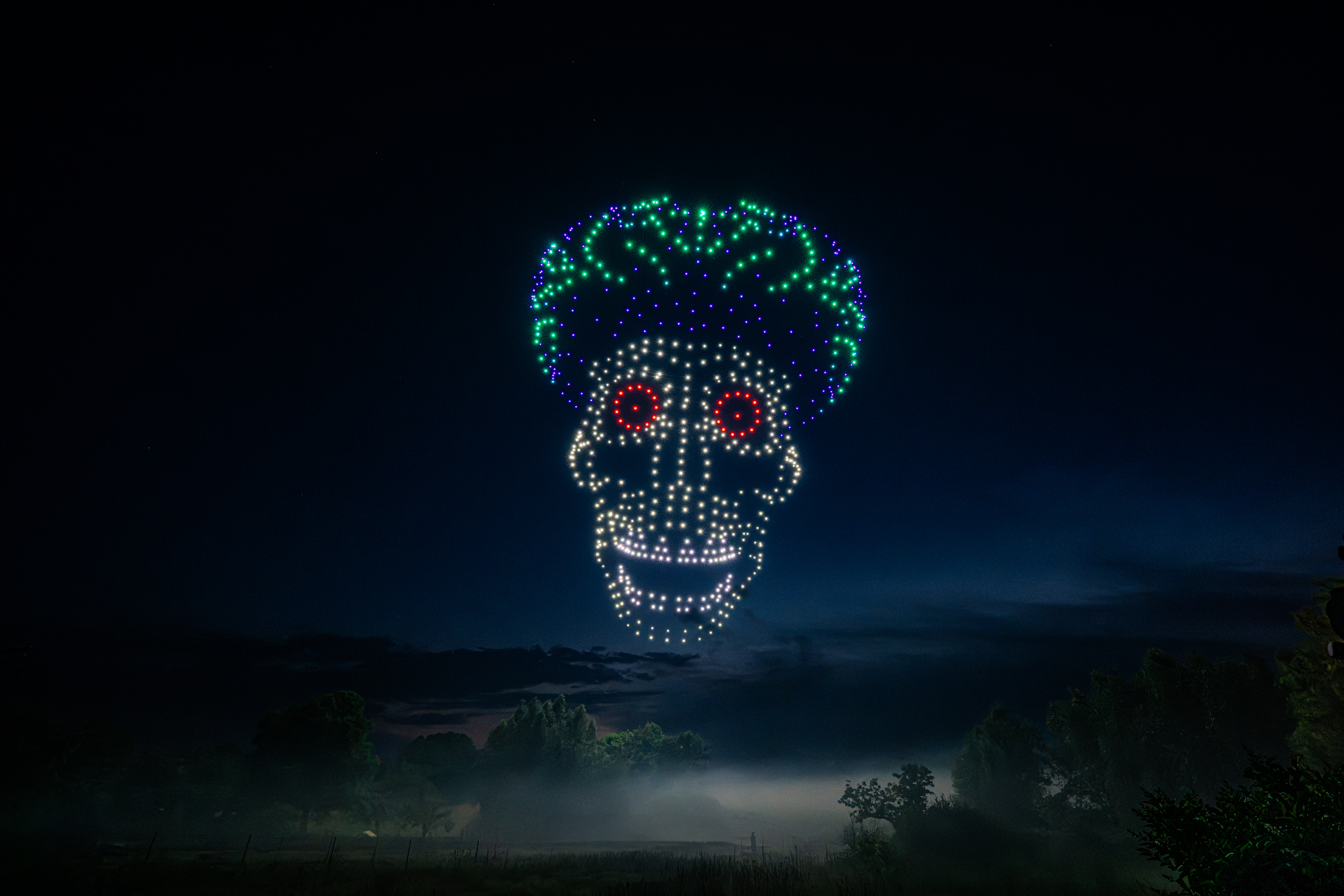 Drohnenshow mit 720 LED-Drohnen zeigt eine Mars-Attacks-inspirierte Alienfigur am Nachthimmel