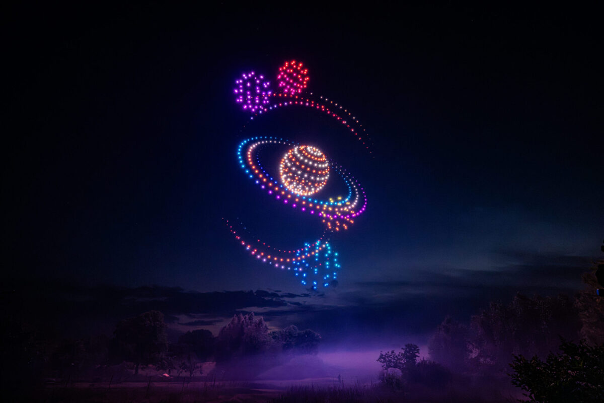 Drohnenshow mit 720 LED-Drohnen zeigt das Sonnensystem am Nachthimmel