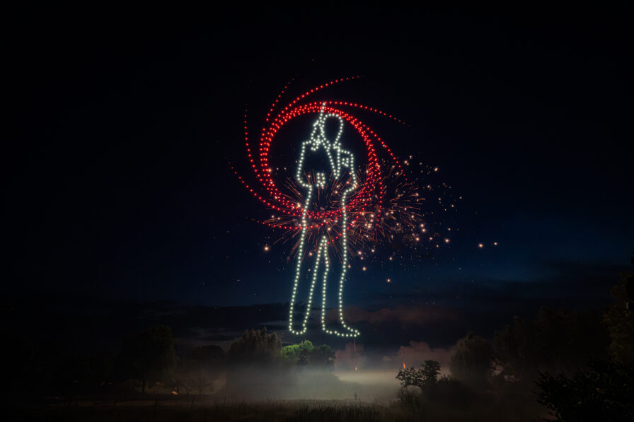 Drohnenshow mit 720 LED-Drohnen zeigt eine von James Bond inspirierte Eröffnungssequenz am Nachthimmel