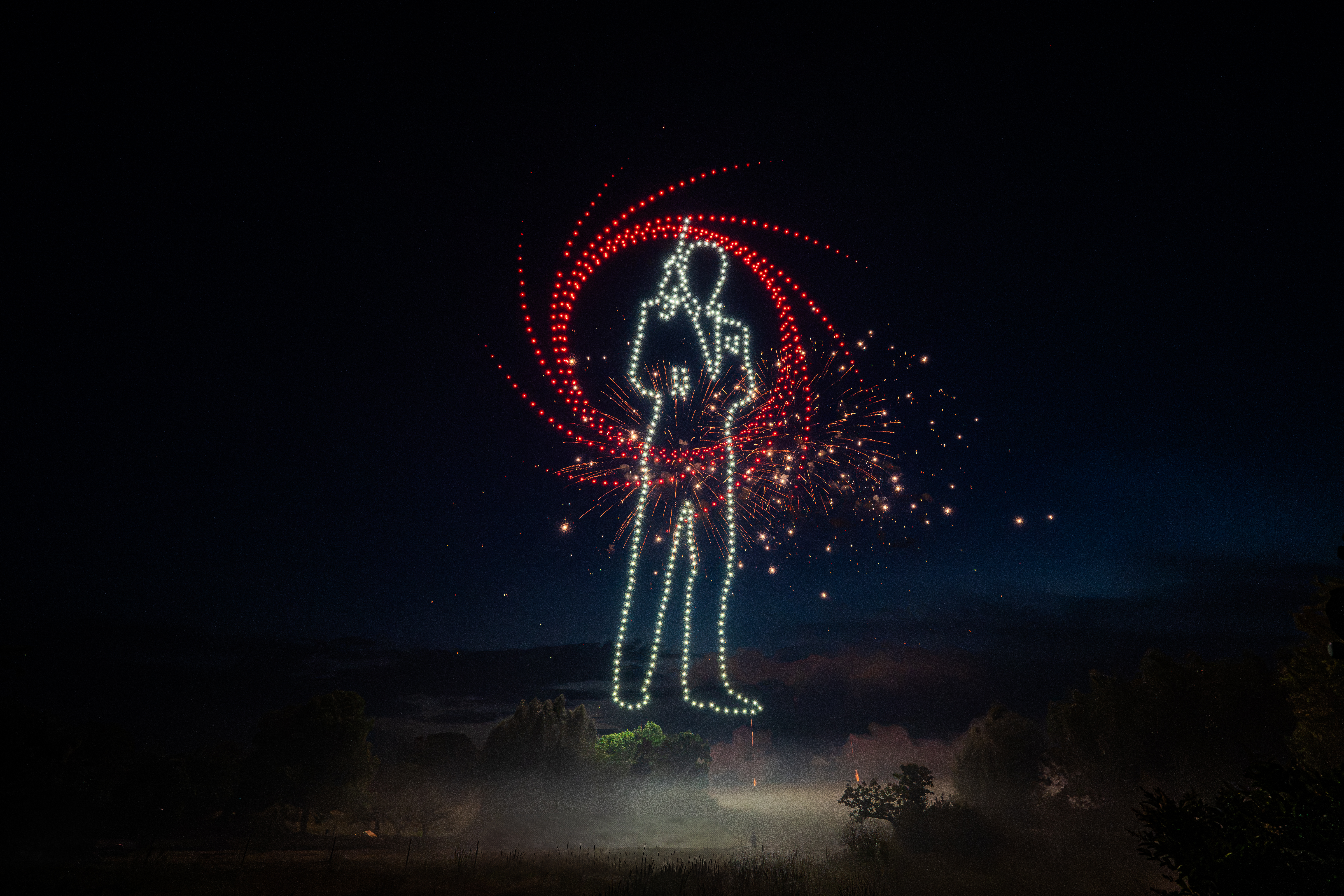 Drohnenshow mit 720 LED-Drohnen zeigt eine von James Bond inspirierte Eröffnungssequenz am Nachthimmel