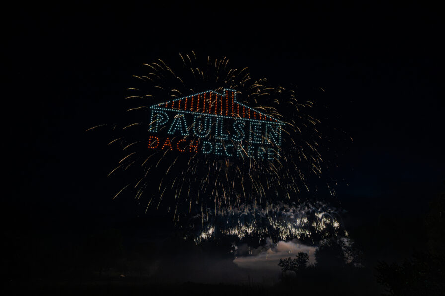 Drohnenshow mit 720 LED-Drohnen zeigt das Logo der Paulsen Dachdeckerei am Nachthimmel