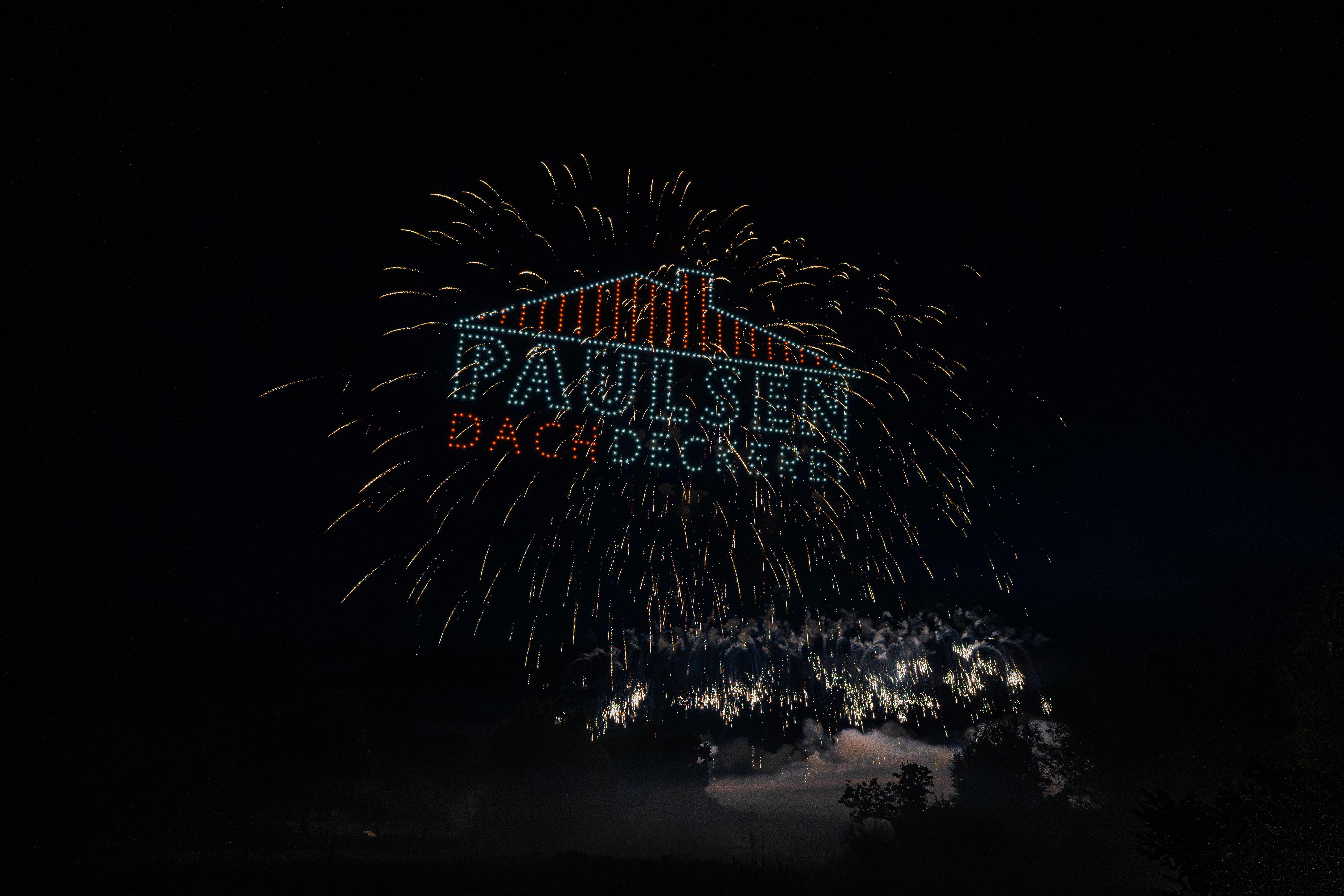 Drohnenshow mit 720 LED-Drohnen zeigt das Logo der Paulsen Dachdeckerei am Nachthimmel