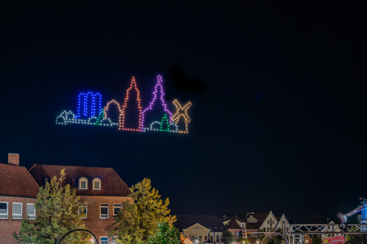 Skyline von Jever als leuchtende Drohnenformation am Nachthimmel