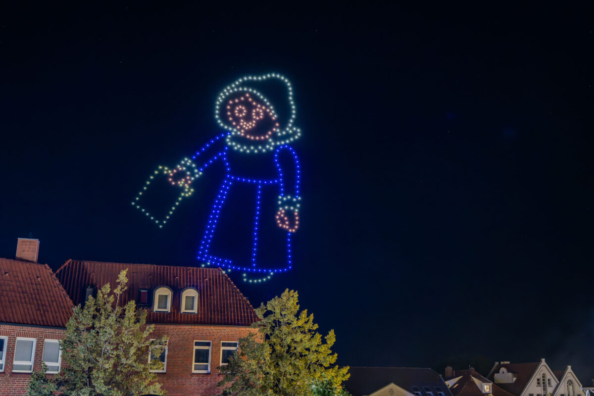 Maria von Jever als Playmobil-Figur aus LED-Drohnen am Nachthimmel