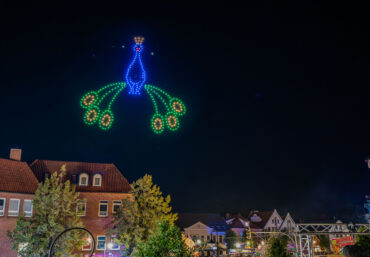 Pfau mit geschlossenem Rad als Drohnenformation über Jever