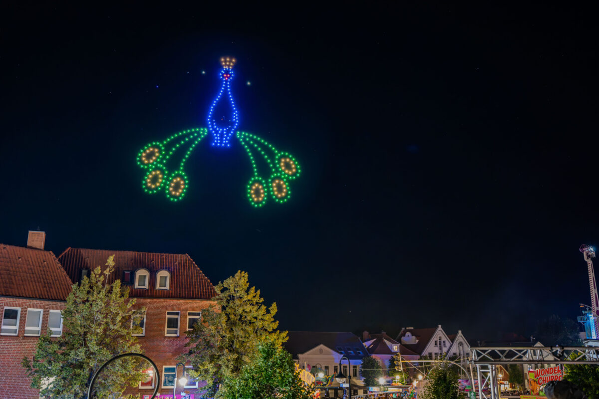 Pfau mit geschlossenem Rad als Drohnenformation über Jever