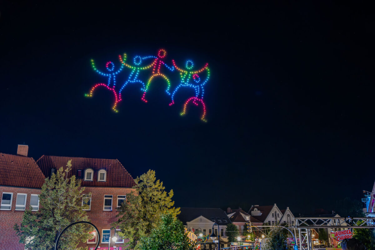 Tanzende Figuren aus LED-Drohnen beim Altstadtfest Jever