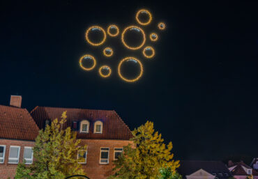 Leuchtende Bierbläschen aus LED-Drohnen über Jever