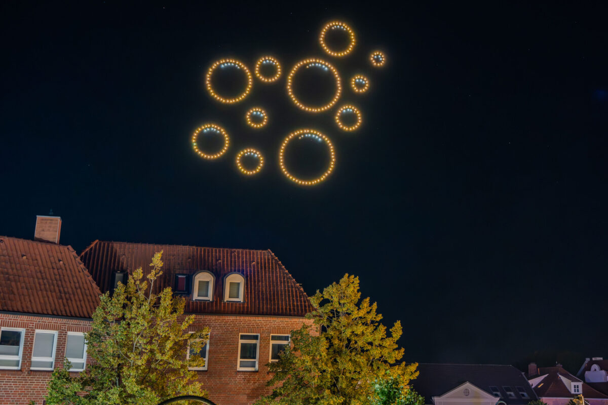 Leuchtende Bierbläschen aus LED-Drohnen über Jever