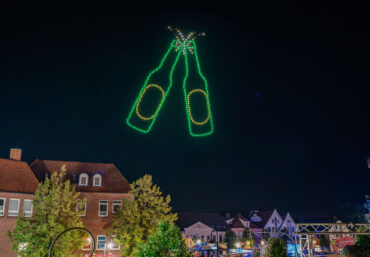 Anstoßende Jever Pilsener Flaschen als animiertes Drohnenmotiv