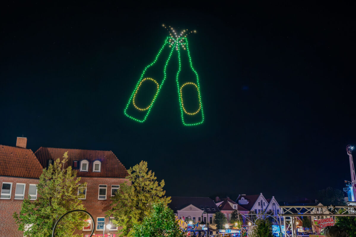 Anstoßende Jever Pilsener Flaschen als animiertes Drohnenmotiv