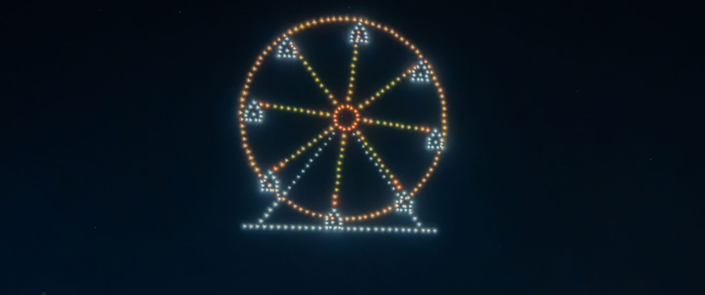 Goldenes Riesenrad aus LED-Drohnen über dem Altstadtfest Jever