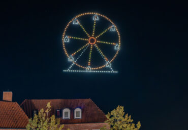 Goldenes Riesenrad aus LED-Drohnen über dem Altstadtfest Jever