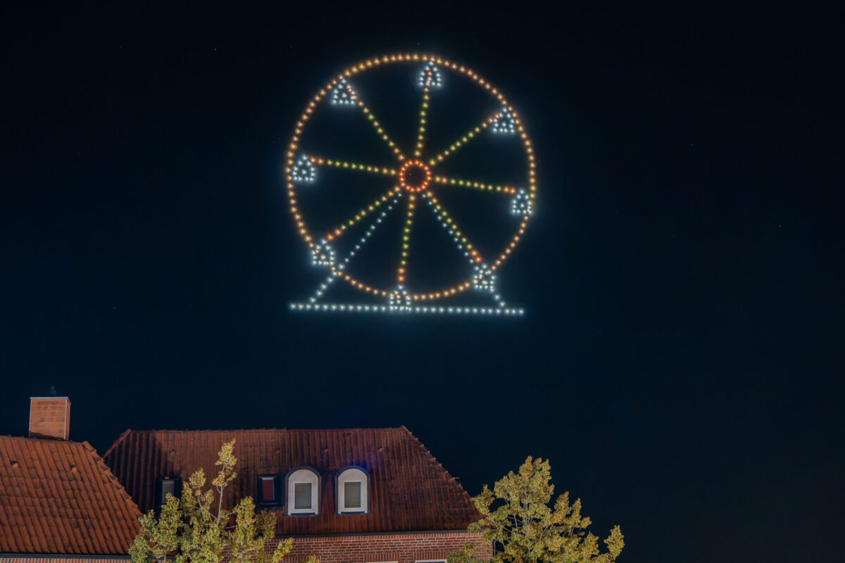 Goldenes Riesenrad aus LED-Drohnen über dem Altstadtfest Jever