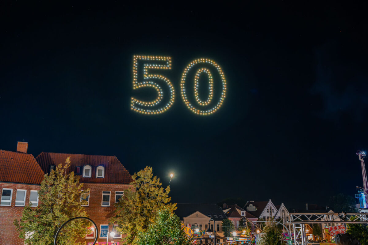 Jubiläumszahl 50 aus LED-Drohnen beim Altstadtfest Jever