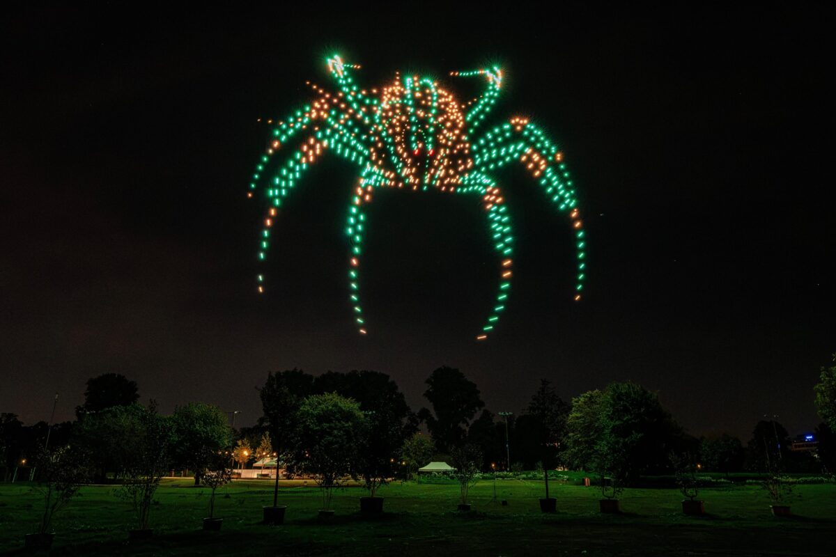 Große 3D-Spinne aus Lichtdrohnen bei der Landesgartenschau Neuss 2026
