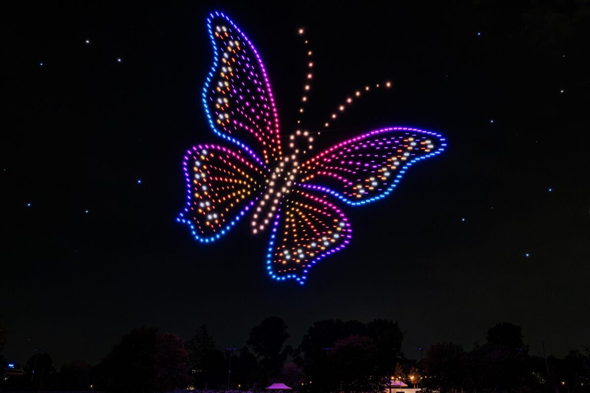 Großer leuchtender Schmetterling aus Drohnen bei der Landesgartenschau Neuss 2026