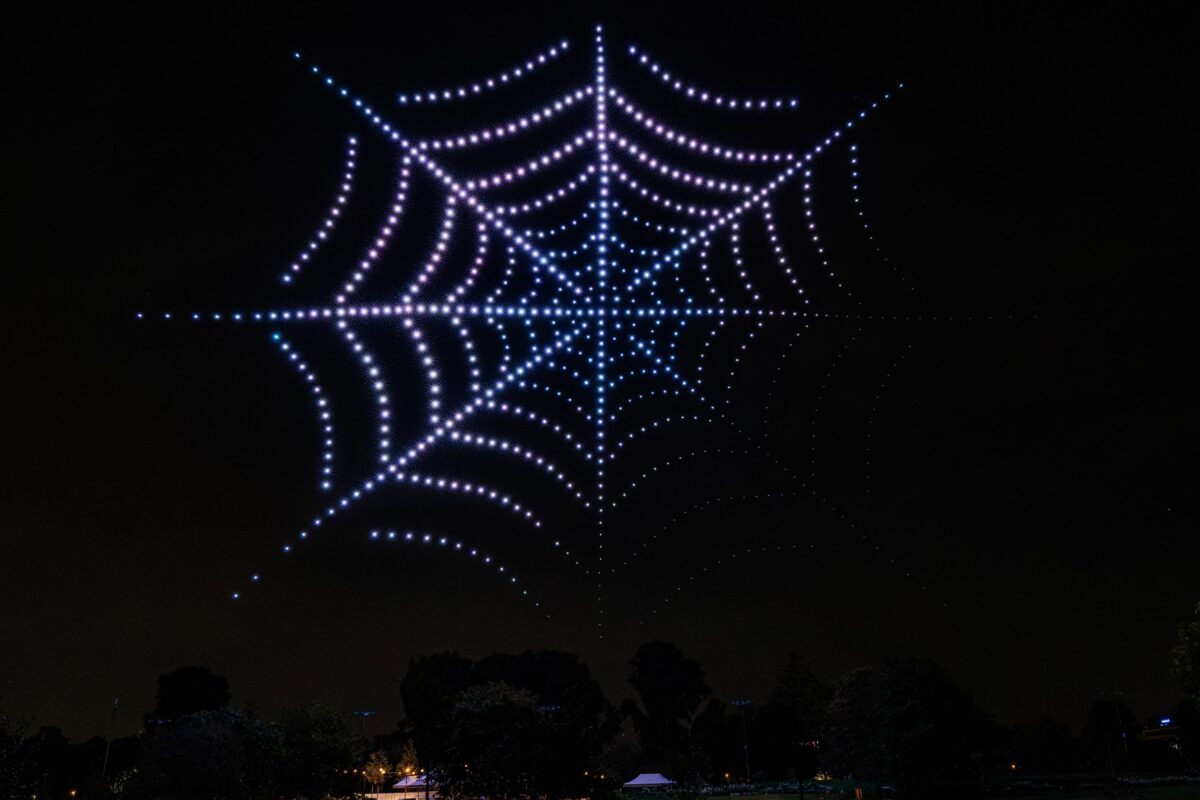 Leuchtendes Spinnennetz aus Drohnen bei der Landesgartenschau Neuss 2026