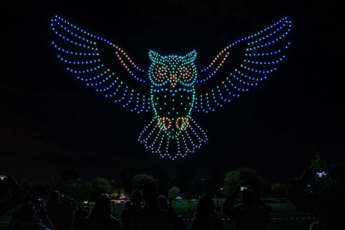 Leuchtende Eule aus Lichtdrohnen bei der Landesgartenschau Neuss 2026