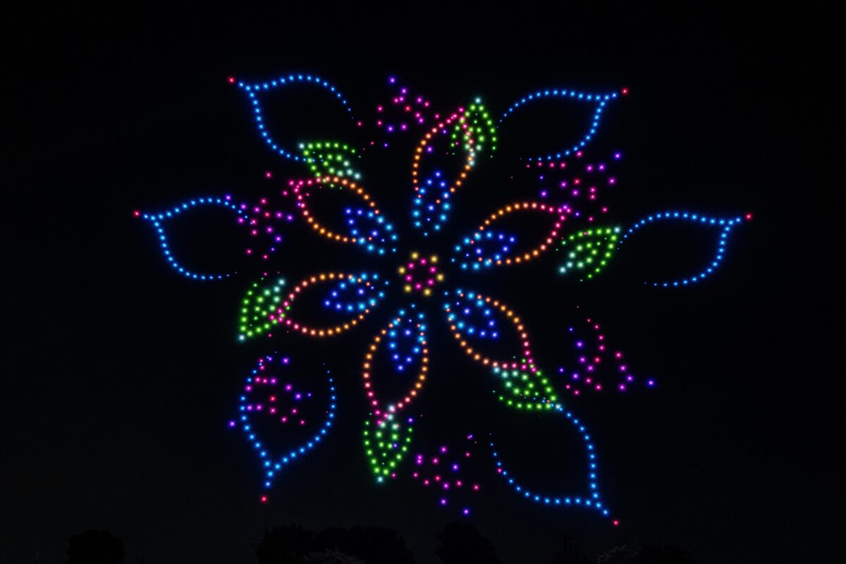 Leuchtendes Mandala aus Drohnen löst sich bei der Landesgartenschau Neuss 2026 in einzelne Formen auf